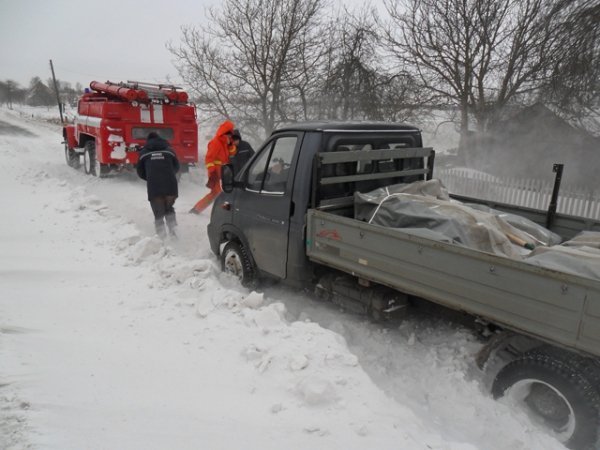 На Волині зі снігового полону визволили 47 машин. ВІДЕО