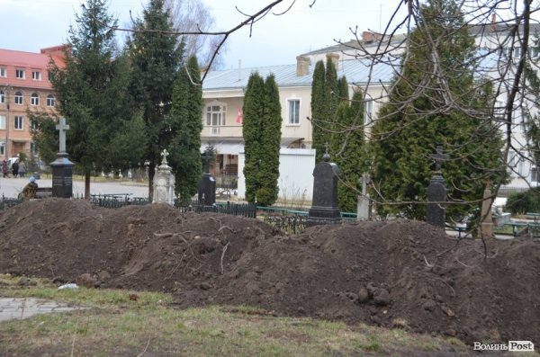 Насипи землі із колишньою клумби