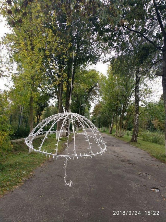 У луцькому парку вітер зірвав ілюмінацію