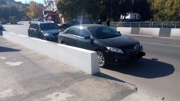 «АвтоАндони» Луцька паркуються на мосту. ФОТО