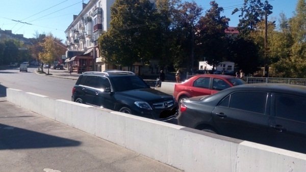«АвтоАндони» Луцька паркуються на мосту. ФОТО