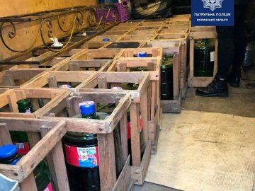 На трасі «Устилуг-Луцьк-Рівне» затримали водія буса, який перевозив безакцизний алкоголь. ФОТО 