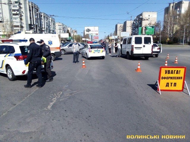 Біля луцького РАЦСу зіткнулися дві автівки