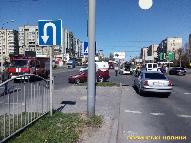 Біля луцького РАЦСу зіткнулися дві автівки