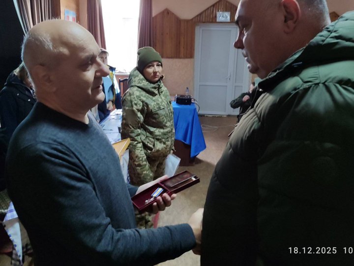 На Волині вручили батькові та сестрі загиблого воїна вручили посмертну нагороду Героя. ФОТО