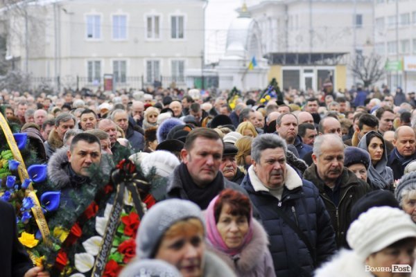 Фото прощання з міським головою Луцька Миколою Романюком