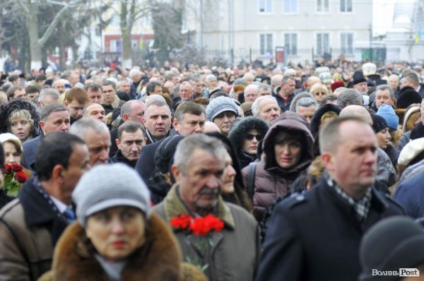 Фото прощання з міським головою Луцька Миколою Романюком