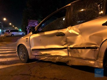 У місті на Волині на перехресті зіткнулися дві автівки. ФОТО