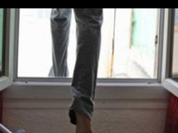 Волинські патрульні врятували чоловіка, який хотів стрибнути з даху. ВІДЕО 