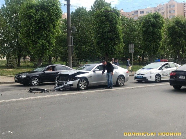 Луцька блогерка на Jaguar протаранила Mazda. ФОТО