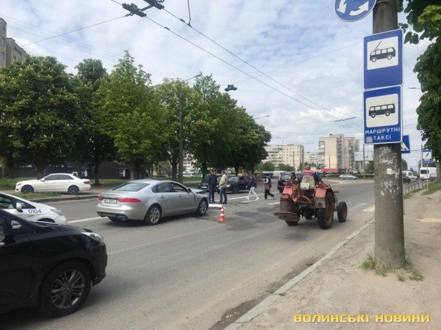 Луцька блогерка на Jaguar протаранила Mazda. ФОТО