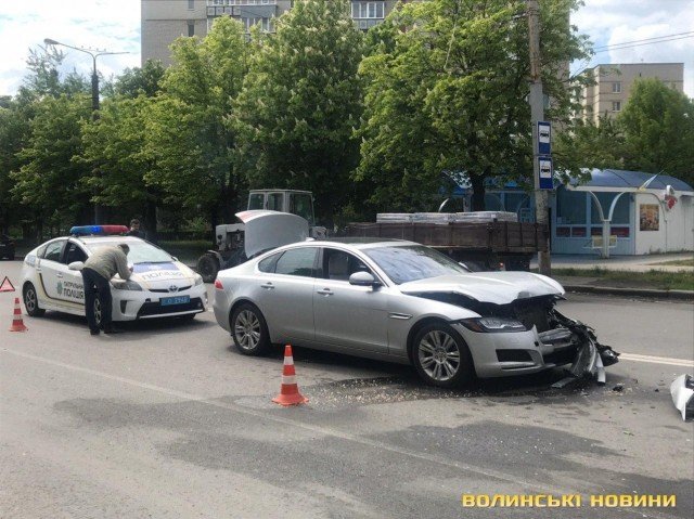 Луцька блогерка на Jaguar протаранила Mazda. ФОТО