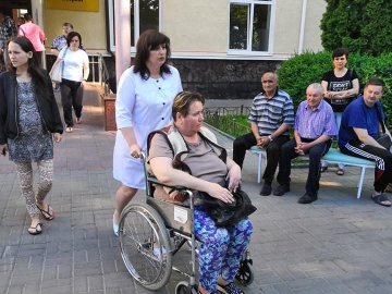 Через замінування лікарні у Луцьку евакуювали хворих. ФОТО