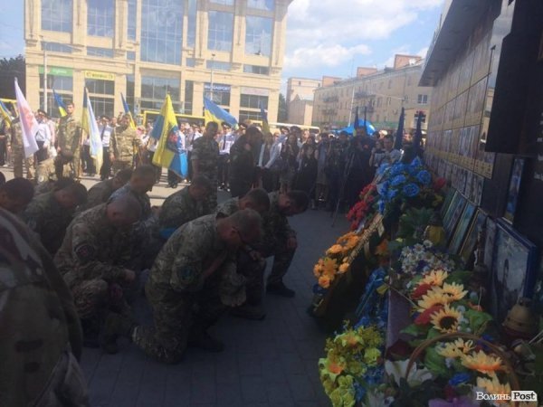 У Луцьку вшанували пам'ять лучан-військовослужбовців, які загинули під Волновахою. ФОТО