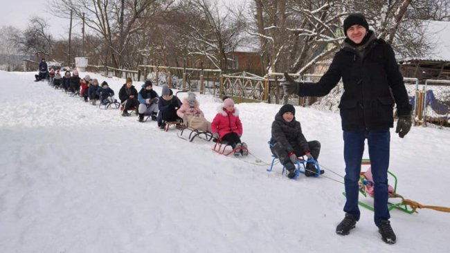 У селі на Волині створили «потяг» із санчат. ФОТО