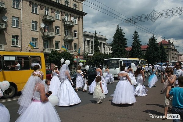 Парад наречених у Луцьку. ФОТО