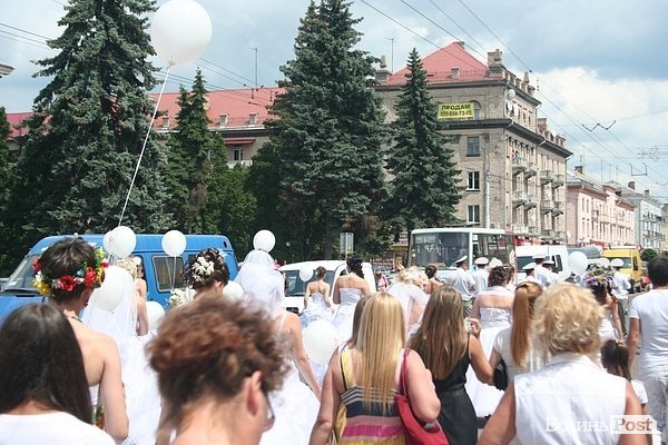Парад наречених у Луцьку. ФОТО