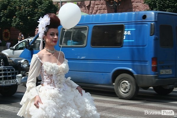 Парад наречених у Луцьку. ФОТО