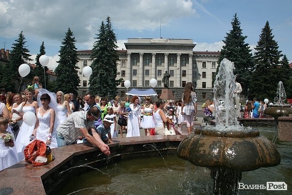 Парад наречених у Луцьку. ФОТО
