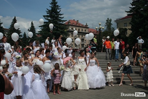 Парад наречених у Луцьку. ФОТО