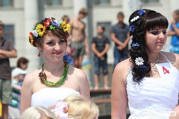 Парад наречених у Луцьку. ФОТО