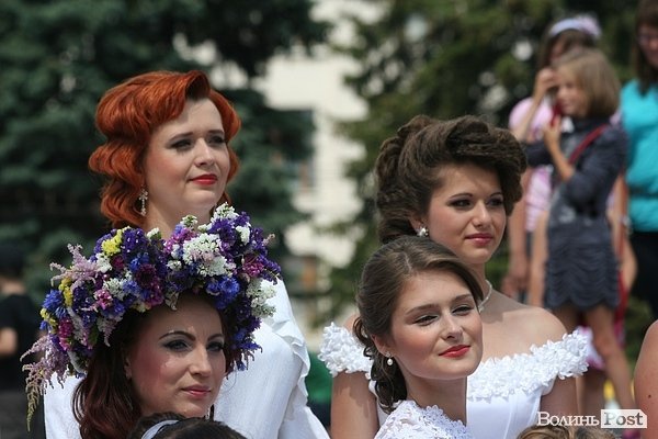 Парад наречених у Луцьку. ФОТО