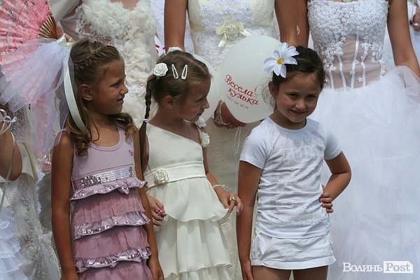Парад наречених у Луцьку. ФОТО