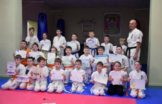 Юні каратисти з Луцька передали новорічні подарунки воїнам у Бахмут