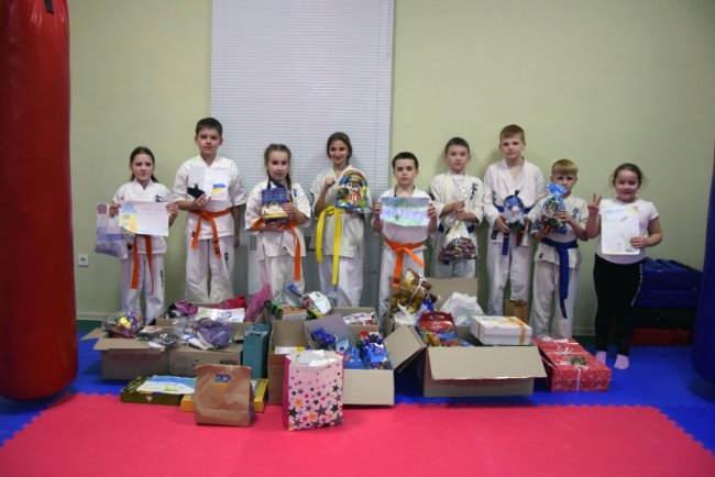 Юні каратисти з Луцька передали новорічні подарунки воїнам у Бахмут