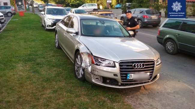 У Луцьку п'яний водій їздив тротуаром. ФОТО