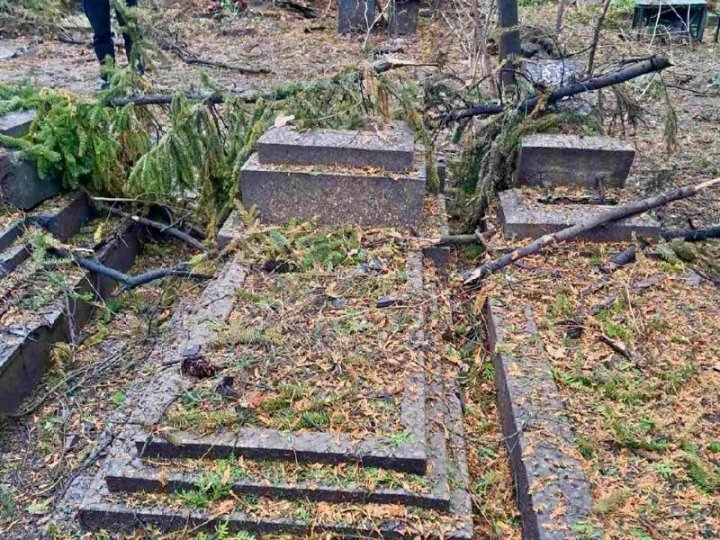 У Рівному російський дрон вдарив по кладовищу, де поховані Герої