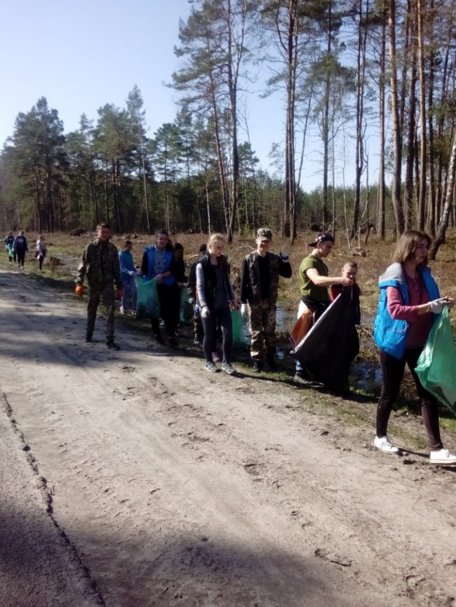 На Волині діти допомогли ліквідувати звалища у лісосмугах