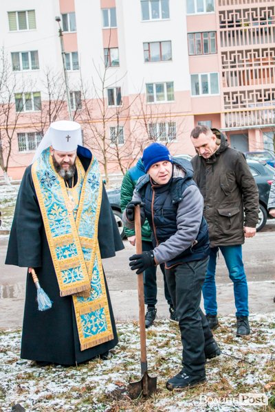 У Луцьку освятили хрест під будівництво дитячої церкви. ФОТО