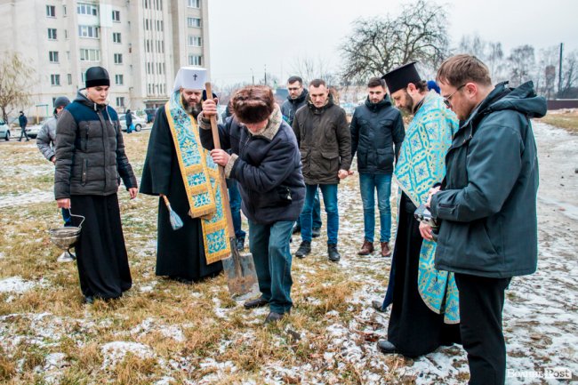 У Луцьку освятили хрест під будівництво дитячої церкви. ФОТО