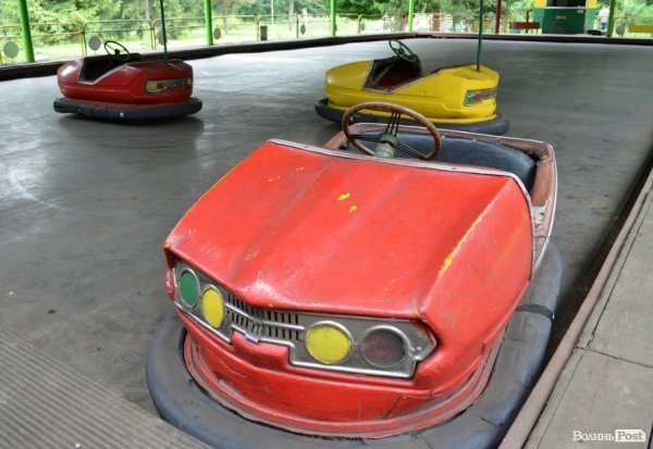 У луцькому парку катаються на атракціонах 1968 року. ФОТО