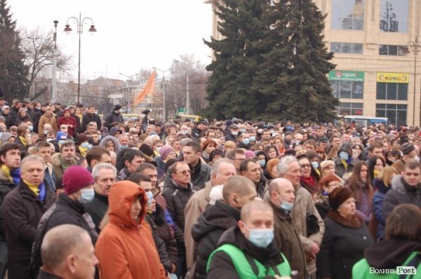 Як луцький Майдан ішов у  наступ на Волинську ОДА. ФОТО