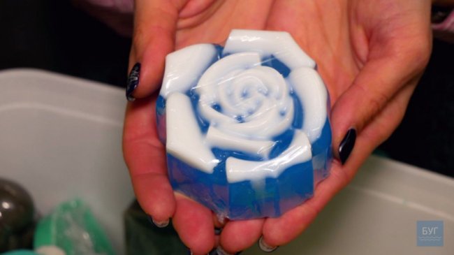 Хворий на ДЦП юнак з Волині виготовляє мило ручної роботи