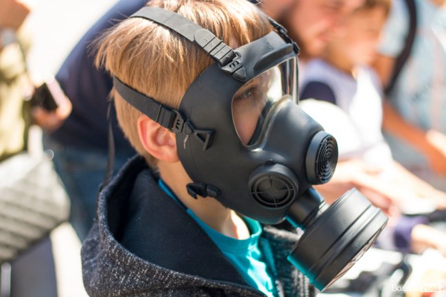 У центрі Луцька діти «стріляли» зі зброї та кермували поліцейськими авто. ФОТО