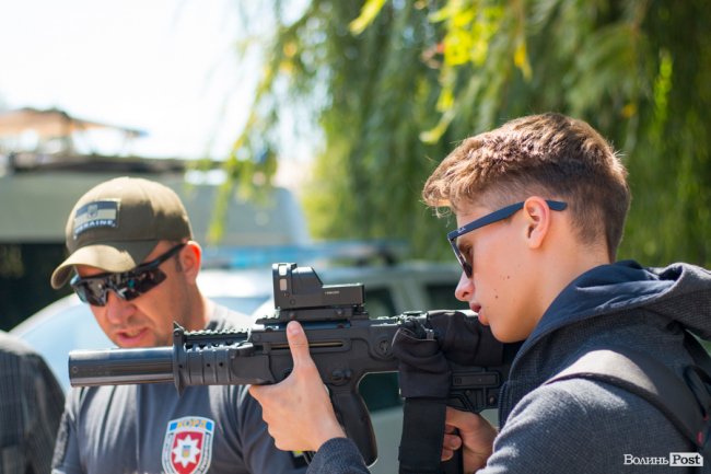 У центрі Луцька діти «стріляли» зі зброї та кермували поліцейськими авто. ФОТО