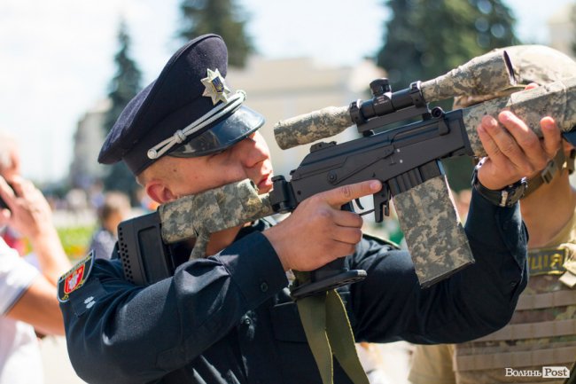 У центрі Луцька діти «стріляли» зі зброї та кермували поліцейськими авто. ФОТО