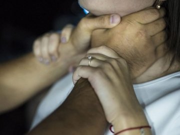 Чоловік пограбував та зґвалтував дитину у поїзді