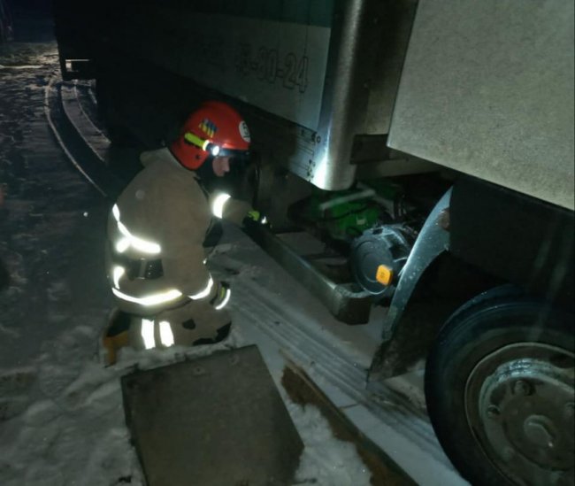 На автодорозі Доманово-Ковель-Чернівці-Тереблече – аварія: водія вантажівки «вирізали». ФОТО