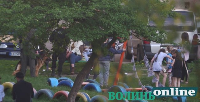 У Луцьку п’яна жінка спала на дитячому майданчику. ФОТО