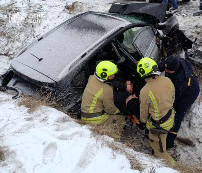 На Волині рятувальники вирізали водія з авто після ДТП