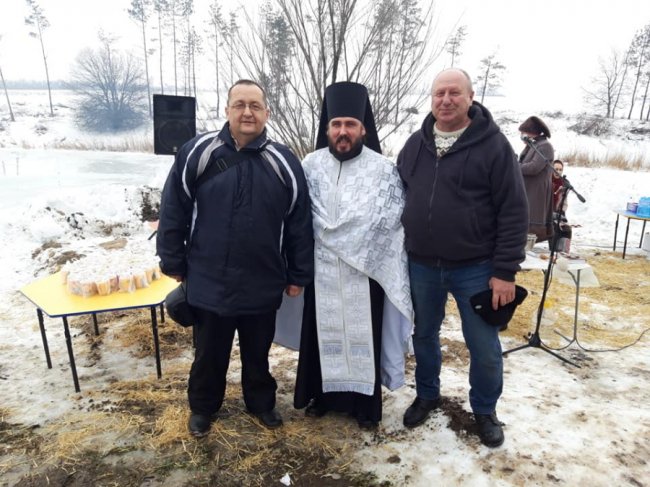 Волиняни подарували ікону храму у Волновасі та скупалися у крижаній ополонці. ФОТО