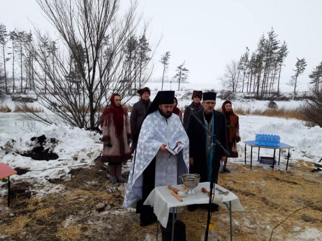 Волиняни подарували ікону храму у Волновасі та скупалися у крижаній ополонці. ФОТО