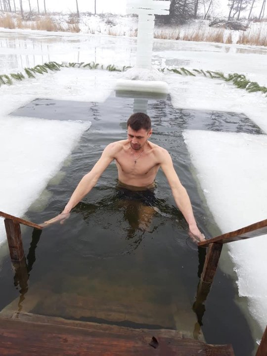 Волиняни подарували ікону храму у Волновасі та скупалися у крижаній ополонці. ФОТО