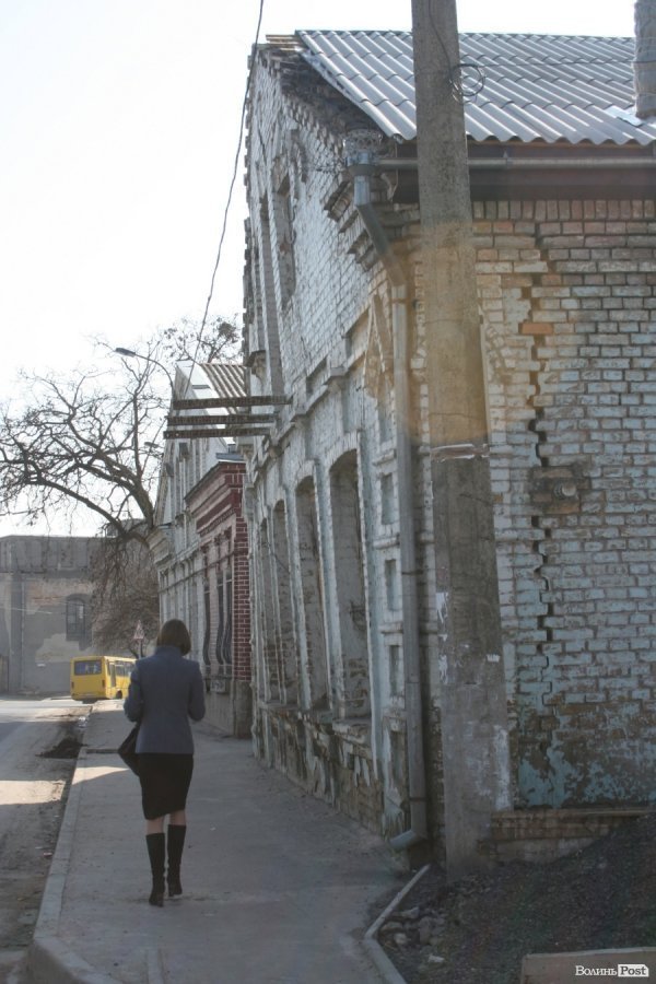 У Луцьку стіна будинку може впасти на голови перехожим