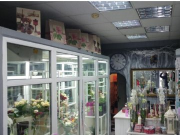 Невідомі пограбували квітковий магазин на Волині. ФОТО