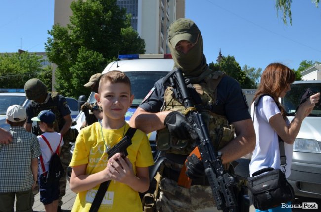 У центрі Луцька - діти зі зброєю. ФОТО